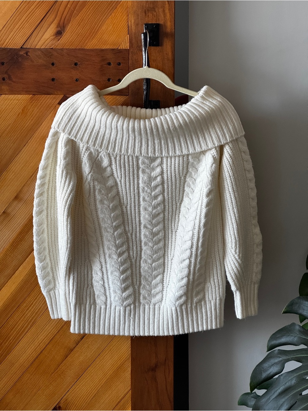 Zarina Weekends white knit sweater in women’s size Small.